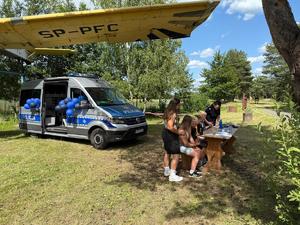 policjantki z dziećmi podczas pikniku w Wojkowie