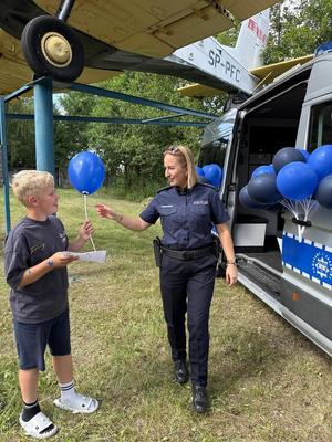 policjantki z dziećmi podczas pikniku w Wojkowie