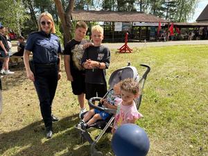 policjantki z dziećmi podczas pikniku w Wojkowie