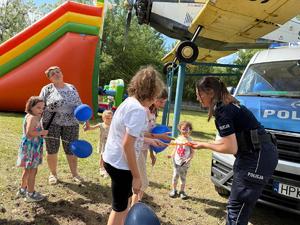 policjantki z dziećmi podczas pikniku w Wojkowie