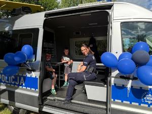 policjantki z dziećmi podczas pikniku w Wojkowie