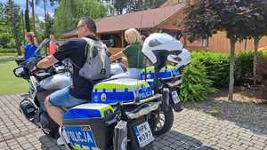 policjanci i uczniowie podczas uroczystego zakończeniu roku szkolnego dla podopiecznych ośrodków kuratorskich w woli Chorzelowskiej