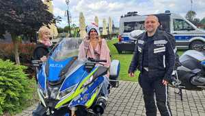 policjanci i uczniowie podczas uroczystego zakończeniu roku szkolnego dla podopiecznych ośrodków kuratorskich w woli Chorzelowskiej