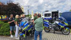 policjanci i uczniowie podczas uroczystego zakończeniu roku szkolnego dla podopiecznych ośrodków kuratorskich w woli Chorzelowskiej