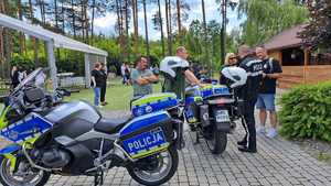 policjanci i uczniowie podczas uroczystego zakończeniu roku szkolnego dla podopiecznych ośrodków kuratorskich w woli Chorzelowskiej