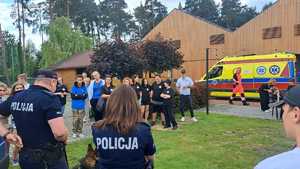 policjanci i uczniowie podczas uroczystego zakończeniu roku szkolnego dla podopiecznych ośrodków kuratorskich w woli Chorzelowskiej