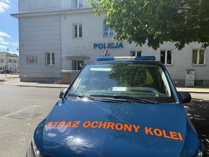 mielecka policjantka podczas służby wspólnej z funkcjonariuszami Straży Ochrony Kolei