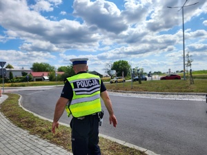 mieleccy policjanci podczas zabezpieczenia prewencyjnego pokazów lotniczych w Mielcu