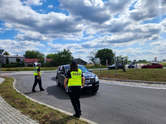 mieleccy policjanci podczas zabezpieczenia prewencyjnego pokazów lotniczych w Mielcu