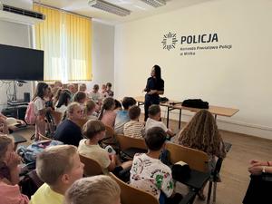 mieleckie policjantki z dziećmi z SP nr 2 w Mielcu