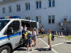 mieleckie policjantki z dziećmi z SP nr 2 w Mielcu