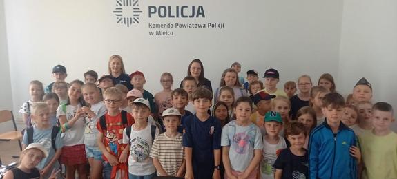 mieleckie policjantki z dziećmi z SP nr 2 w Mielcu