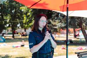 policjantka podczas pikniku