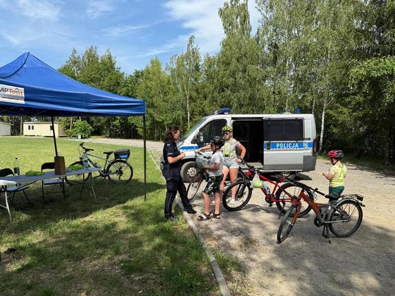 uczestnicy Rajdu w Borowej i mieleckie policjantki