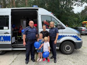 policjanci z uczestnikami pikniku