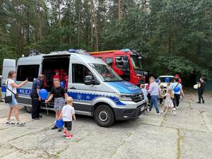 policjanci z uczestnikami pikniku