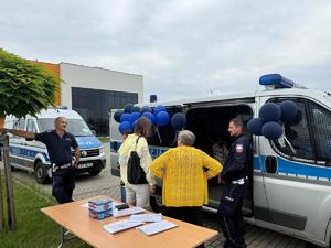 policjanci na pikniku w Przecławiu razem z dziećmi