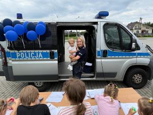 policjanci na pikniku w Przecławiu razem z dziećmi