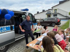 policjanci na pikniku w Przecławiu razem z dziećmi