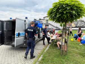 policjanci na pikniku w Przecławiu razem z dziećmi