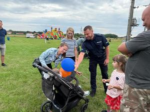policjanci na pikniku w Przecławiu razem z dziećmi