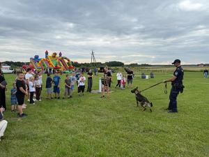 policjanci na pikniku w Przecławiu razem z dziećmi