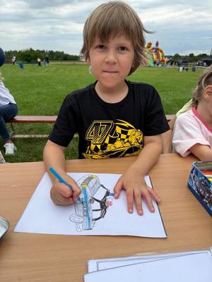 policjanci na pikniku w Przecławiu razem z dziećmi