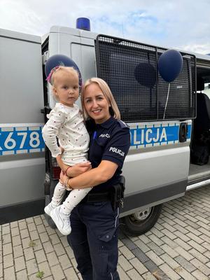 policjanci na pikniku w Przecławiu razem z dziećmi