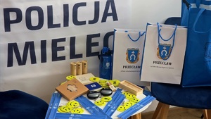 elementy odblaskowe i gadżety przekazana przez Burmistrza Przecławia mieleckiej Policji