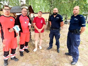 uczestnicy z Policjantami z Mielca na Dniu Otwartym Klubu Żeglarskiego Orkan w Otałęży