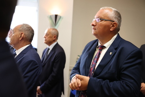 uczestnicy obchodów Święta Policji 2025 w mieleckiej jednostce Policji
