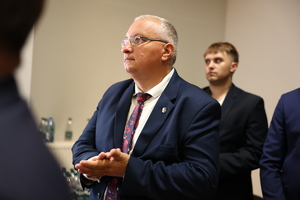 uczestnicy obchodów Święta Policji 2025 w mieleckiej jednostce Policji
