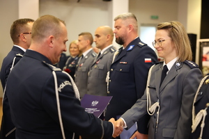 uczestnicy obchodów Święta Policji 2025 w mieleckiej jednostce Policji