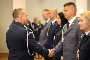 uczestnicy obchodów Święta Policji 2025 w mieleckiej jednostce Policji