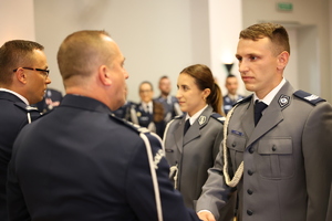 uczestnicy obchodów Święta Policji 2025 w mieleckiej jednostce Policji