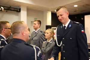 uczestnicy obchodów Święta Policji 2025 w mieleckiej jednostce Policji