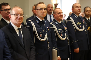 uczestnicy obchodów Święta Policji 2025 w mieleckiej jednostce Policji