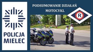 podsumowanie działań na mieleckich drogach POLICJANCI OBOK MOTOCYKLI, LOGO POLICJI MIELECKIEJ