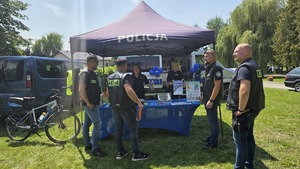 policjantki z uczestnikami zlotu motocyklowego z okazji 25 rocznicy WATAHY