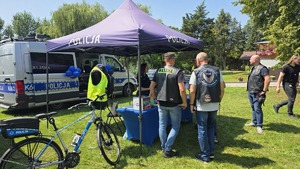 policjantki z uczestnikami zlotu motocyklowego z okazji 25 rocznicy WATAHY