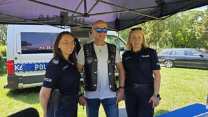 policjantki z uczestnikami zlotu motocyklowego z okazji 25 rocznicy WATAHY