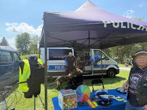 policjantki z uczestnikami zlotu motocyklowego z okazji 25 rocznicy WATAHY