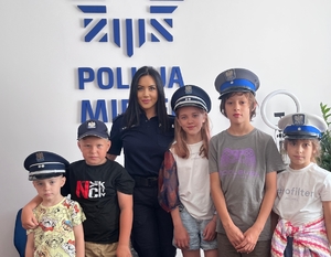 dzieci z policjantką zwiedzające komendę Policji w Mielcu