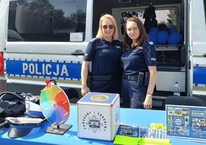 policjanci i policjantki z Mielca na pikniku w Gawłuszowicach z uczestnikami