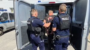 policjanci z zatryzmanym