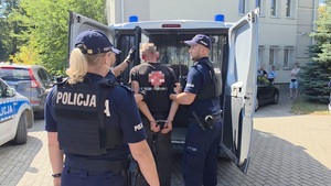 policjanci z zatryzmanym