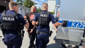 policjanci z zatryzmanym
