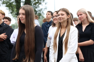 uczestnicy rozpoczęcia roku szkolnego w Zespole Szkół Ekonomicznych w Mielcu