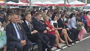 uczestnicy dożynek z mieleckimi policjantami