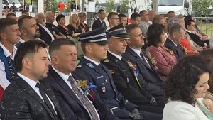 uczestnicy dożynek z mieleckimi policjantami